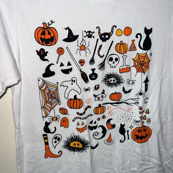 Halloween Graphic T-shirt Pumpkins Ghosts Bats Cats Witches Cobwebs Size Small - Picture 6 of 8